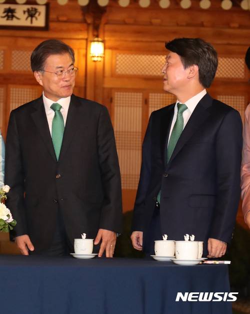 【서울=뉴시스】전신 기자 = 문재인 대통령이 27일 청와대 상춘재에서 여야4당 대표들과 만찬 회동에 앞서 안철수 국민의당 대표와 대화하고 있다.2017.09.27.  photo1006@newsis.com