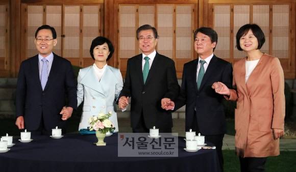 문재인 대통령이 27일 오후 청와대 상춘재에서 여야 4당 대표를 초청해 만찬 회동을 하기 앞서 열린 차담회에서 손을 잡고 기념촬영을 하고 있다. 왼쪽부터 바른정당 주호영 원내대표 겸 대표 권한대행, 더불어민주당 추미애 대표, 문 대통령, 국민의당 안철수 대표, 정의당 이정미 대표. 자유한국당 홍준표 대표는 불참했다.안주영 jya@seoul.co.kr 문재인 대통령이 27일 오후 청와대 상춘재에서 여야 4당 대표를 초청해 만찬 회동을 하기 앞서 열린 차담회에서 손을 잡고 기념촬영을 하고 있다. 왼쪽부터 바른정당 주호영 원내대표 겸 대표 권한대행, 더불어민주당 추미애 대표, 문 대통령, 국민의당 안철수 대표, 정의당 이정미 대표. 자유한국당 홍준표 대표는 불참했다.안주영 jya@seoul.co.kr