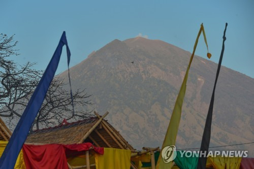 2017년 9월 27일 촬영된 인도네시아 발리 섬 아궁 화산의 전경. [AFP=연합뉴스]