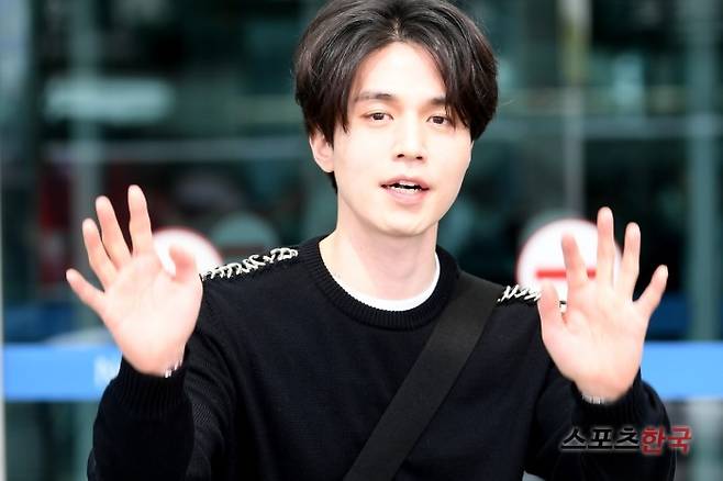 지방시 컬렉션 참석차 인천국제공항을 통해 프랑스 파리로 출국하고 있는 배우 이동욱. 사진=장동규 기자 jk31@hankooki.com