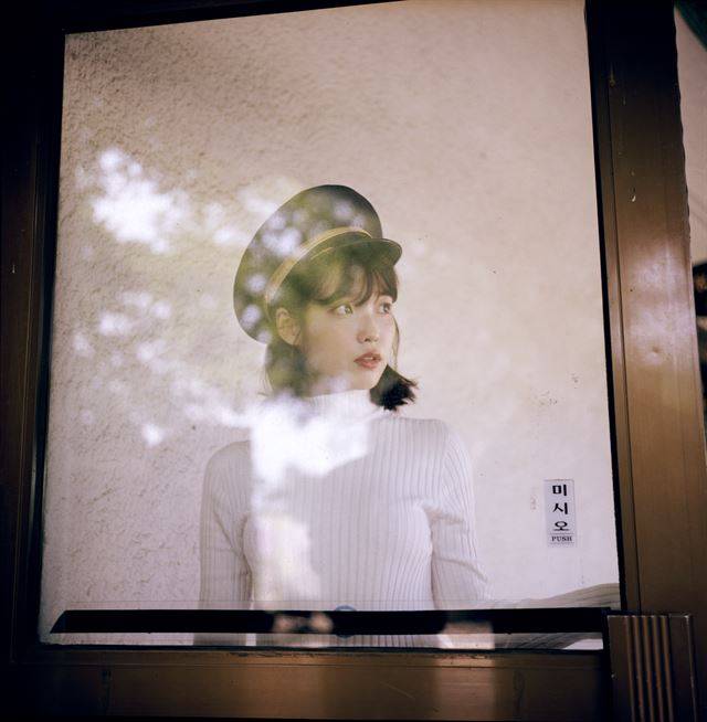 가수 아이유는 매일 일기를 쓴다. 펜으로 꾹꾹 눌러 일상을 담는다. 그런 그는 LP를 좋아한다. 디지털 세대 답지 않은 아날로그적 행보다. 새 앨범 표지에도 옛 것의 풍취가 가득하다. 페이브엔터테인먼트 제공