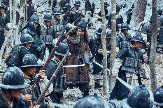 영화 '남한산성'의 한 장면. 병자호란 당시 조선군의 수난을 실감나게 그렸다. [사진 CJ 엔터테인먼트]