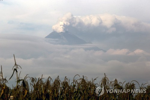 가스와 연기를 내뿜는 포포카테페틀 화산 전경 [EPA=연합뉴스]