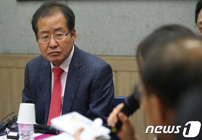 홍준표 자유한국당 대표가 28일 서울 중구 여명학교를 찾아 탈북청소년들과 대화를 나누고 있다. 2017.9.28/뉴스1 © News1 허경 기자