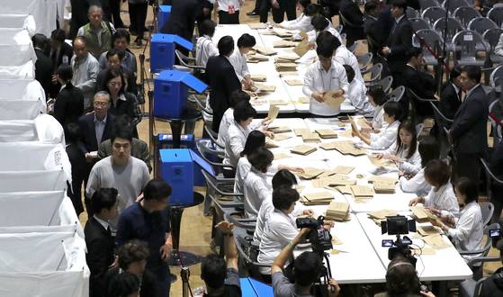 지난 27일 반포주공1단지 재건축 사업 공동사업시행 건설업자 선정 총회에서 조합원들이 투표를 하고 있다.
