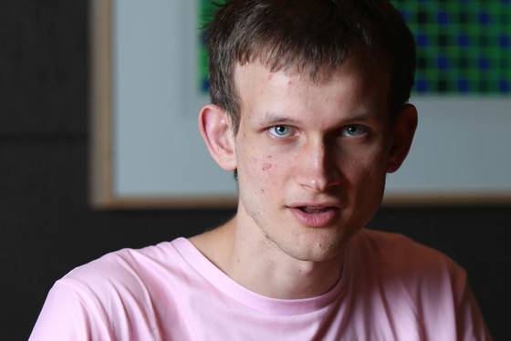 이더리움(Ethereum)을 만든 비탈릭 부테린(Vitalik Buterin)이 24일 서울 코엑스 인터컨티넨탈호텔에서 중앙일보와 인터뷰했다.이더리움은 가상화폐의 한 종류로, 맏형 비트코인에 이어 2위 가상화폐로 평가 받고 있다.