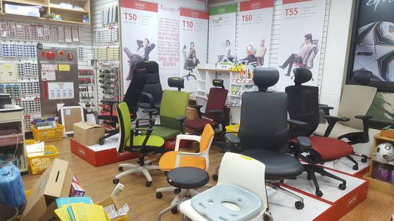 구암문구에서는 사무실에 필요한 모든 물품을 구매할 수 있다. 사진은 의자 판매 코너. 최은경 기자