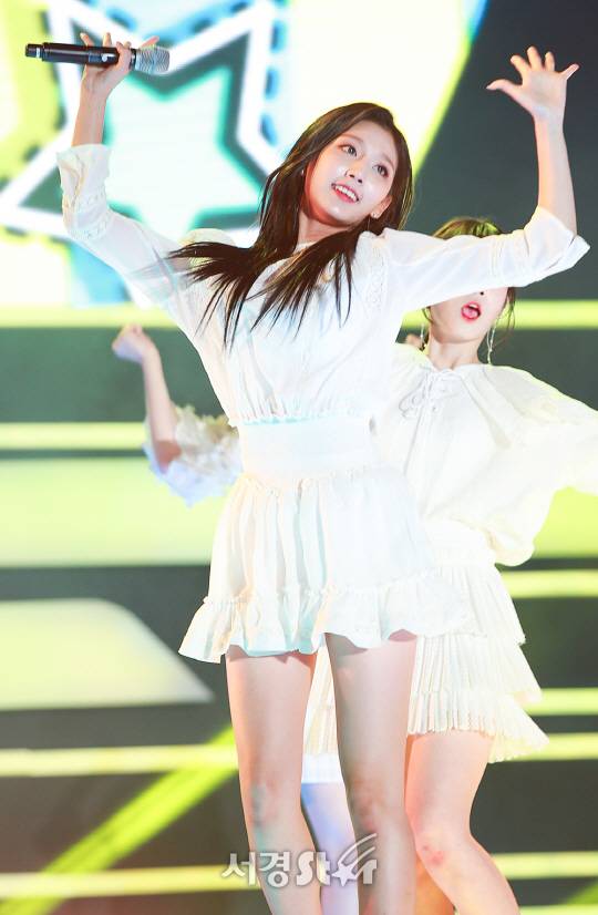 러블리즈 정예인이 30일 오후 서울 중구 서울시청 앞 서울 광장에서 열린 ‘2017 피버페스티벌(FEVER FESTIVAL)’에 참석해 무대를 선보이고 있다.