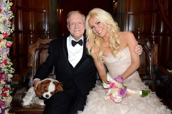 60살이라는 나이차이를 극복하고 2011년 크리스마스 이브에 결혼한 헤프너와 크리스탈. [중앙포토]