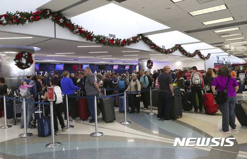【포트로더데일=AP/뉴시스】2017년 1월 9일 미국 플로리다주의 포트로더데일 국제공항에 여행객들이 줄을 서 있다. 2017.9.29.