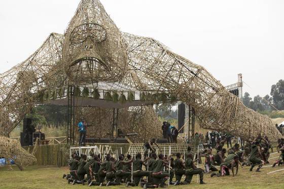 지난 9월 1일 르완다 무산제 지역에서 새끼 고릴라 탄생을 기리며 이름을 지어주는 행사가 진행되고 있다. [연합뉴스]