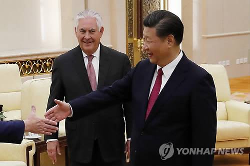 (베이징 AP=연합뉴스) 중국을 방문 중인 렉스 틸러슨 미국 국무장관(왼쪽)이 지난달 30일(현지시간) 베이징 인민대회당에서 시진핑 중국 국가주석이 미 대표단과 악수를 나누는 모습을 지켜보고 있다. 틸러슨 장관은 이날 시진핑 중 국가주석 등과 회담한 후 기자들과 만나 "북한과 2~3개 정도의 채널을 열어두고 있다"며 막후 직접 채널을 통해 대화 의사를 타진하고 있다고 말했다. 도널드 트럼프 정부 출범 이후 미국이 북핵 문제를 두고 대북 직접 접촉 사실을 밝힌 것은 이번이 처음이다.      ymarshal@yna.co.kr