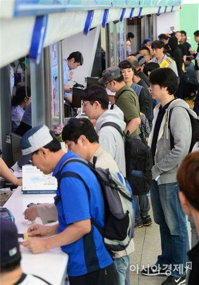 올 추석 열차승차권 예매 첫 날인 8월29일 서울역 대합실에서 시민들이 표를 구매하기 위해 대기하고 있다.