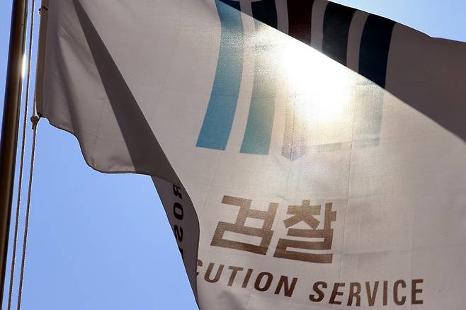 지난달 21일 오후 서울 서초동 대검찰청에서 검찰 깃발이 태양아래 펄럭이고 있다. 김태형 기자 xogud555@hani.co.kr