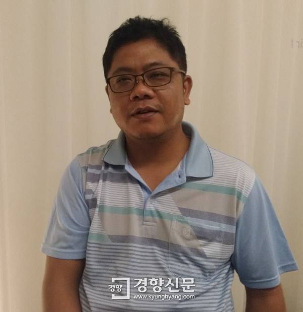 1990년 군부 탄압을 피해 한국으로 건너온 윈라이씨가 지난달 24일 인천의 한 커피숍에서 로힝야 사태에 대해 말하고 있다.