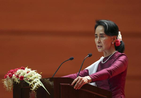 아웅산 수지 미얀마 국가자문이 수도 네피도의 국제컨벤션센터에서 로힝야 사태에 대해 연설하고 있다. 그는 난민 송환 문제 등을 해결하겠다고 밝혔지만 서방 언론 등 국제사회의 반응은 부정적이었다. AP연합뉴스