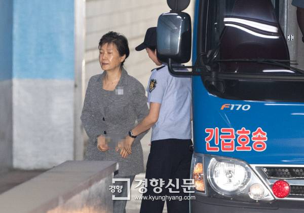 호송차에서 내려 법정으로 향하는 박근혜 전 대통령. /김영민 기자