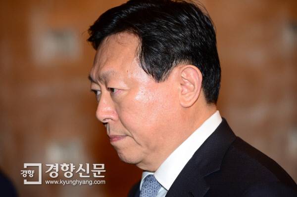 뇌물공여 혐의로 박근혜 전 대통령과 함께 기소돼 재판을 받고 있는 신동빈 롯데그룹 회장. /정지윤 기자