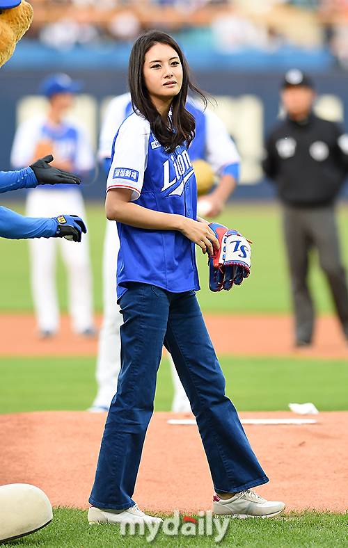 ▲이송정 '남편 은퇴 경기 시구하러 왔어요'