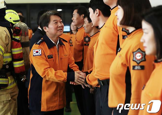 안철수 국민의당 대표가 추석연휴 이틀째인 1일 오후 '국민생명지킴이 소방관' 격려를 위해 서울 용산구 용산소방서를 방문, 소방대원들과 악수를 나누고 있다. 2017.10.1/뉴스1 © News1 오대일 기자