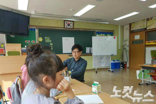 수업 중인 나형일 선생님.(사진=김양수 기자)