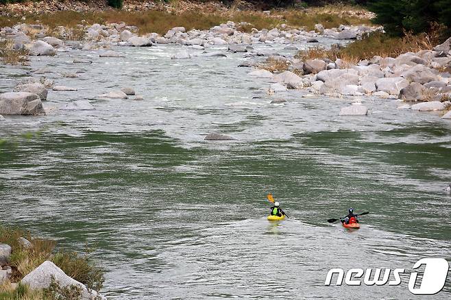 여름에 래프팅을 즐기기 좋고 가을엔 단풍으로 물드는 미산계곡. 한국관광공사 제공.© News1