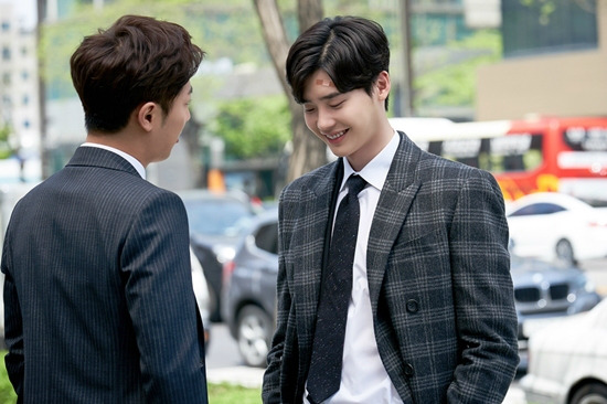 '당신이 잠든 사이에' 이종석 비하인드 컷 (사진=YG엔터테인먼트 제공)