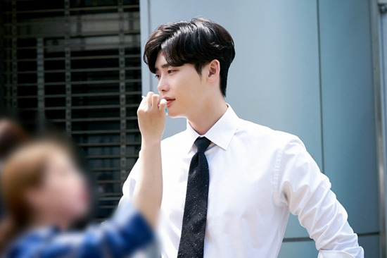 '당신이 잠든 사이에' 이종석 비하인드 컷 (사진=YG엔터테인먼트 제공)