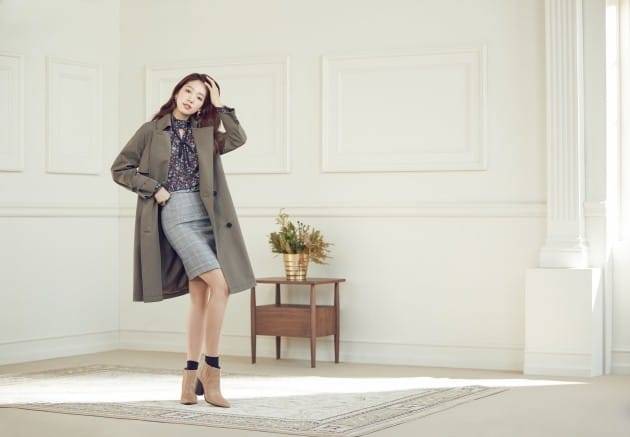 로엠 트렌치코트를 입은 배우  박신혜.(사진 = 이랜드)