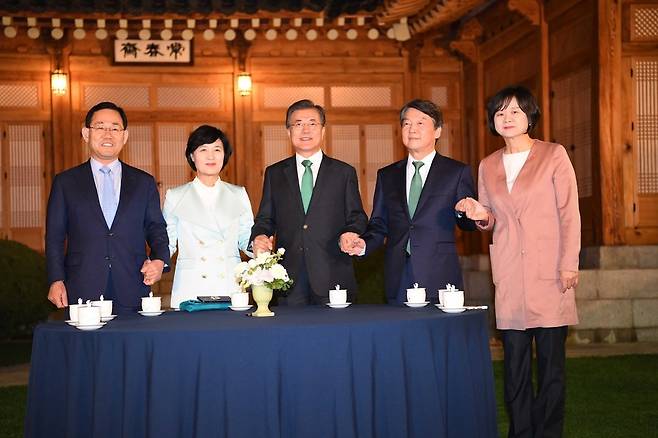 문재인 대통령이 27일 오후 청와대 상춘재에서 여야 대표들과 만나 손을 잡고 있다. 왼쪽부터 주호영 바른정당 대표권한 대행, 추미애 더불어민주당 대표, 문 대톨령, 안철수 국민의당 대표, 주호영 바른정당 권한대행 겸 원내대표, 이정미 정의당 대표, 송금주 국민의당 대변인이 만찬에 앞서 얘기를 나누고 있다. 2017.9.27 청와대사진기자단 세계 남제현기자