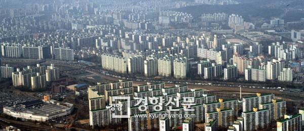 ‘집이 이렇게 많은데…’. 집은 많지만 ‘살 수 있는 집’은 적다. 좀처럼 꺾이지 않는 서울 집값은 정말 ‘주택 공급 부족’ 때문일까? 사진은 서울 노원구의 아파트 밀집지역 모습. / 김정근 기자
