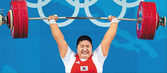 장미란(당시 25세)이 2008 베이징올림픽 여자 역도 최중량급에서 인상 140㎏을 번쩍 든 모습. 장미란은 합계 326㎏(인상 140㎏, 용상 186㎏)을 들어 올려 세계신기록으로 금메달을 차지했다. /베이징=올림픽사진공동취재단