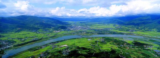 구례 오산 사성암에서 올라 본 섬진강 전경. [중앙포토]