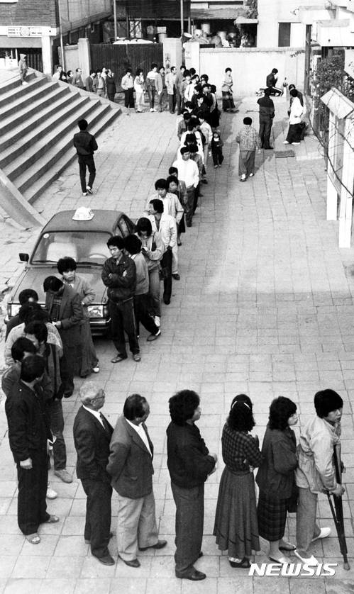 【서울=뉴시스】 10월27일 대통령직선제 개헌안 찬반 국민투표. 유권자의 78.2%가 투표했고, 투표자의 93.1%가 지지해 개헌안을 확정했다. 동아일보