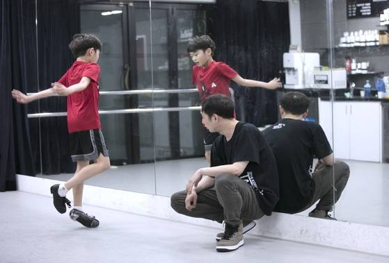 ‘빌리 스쿨’ 탭댄스 수업 장면. [사진 신시컴퍼니]