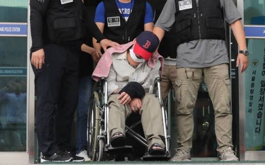 딸의 친구를 살해하고 시신을 유기한 혐의를 받고 있는 이 모(35)씨가 경찰 조사를 받기 위해 9일 오후 서울 중랑구 중랑경찰서로 출석하고 있는 모습 [제공=연합뉴스]