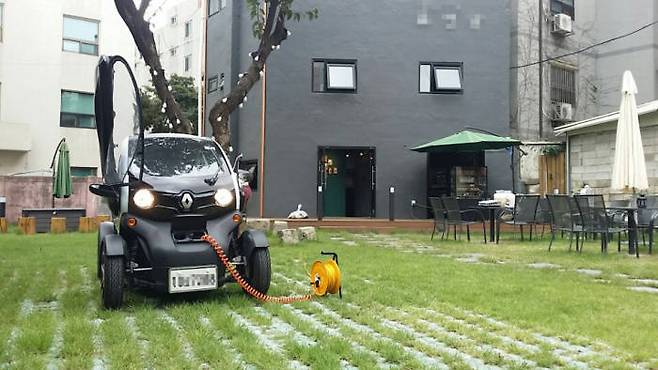 경기도 수원시 한 카폐에 주차 중인 르노 초소형 전기차 '트위지'.