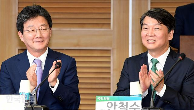 10일 오후 서울 여의도 국회 의원회관에서 열린 '선거제도개편의 바람직한 방향'토론회에 국민의당 안철수 대표와 바른정당 유승민 의원이 대선 뒤 첫 만나 자리를 함께 하고 있다.배우한 기자
