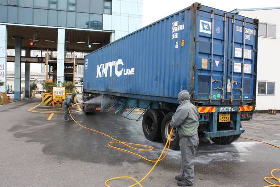 지난달 28~29일 맹독성 붉은 독개미 1000여 마리가 국내 처음으로 발견된 부산항 감만부두에서 1일 반출되는 컨테이너 차량에 대한 방역작업이 진행되고 있다.[연합뉴스]