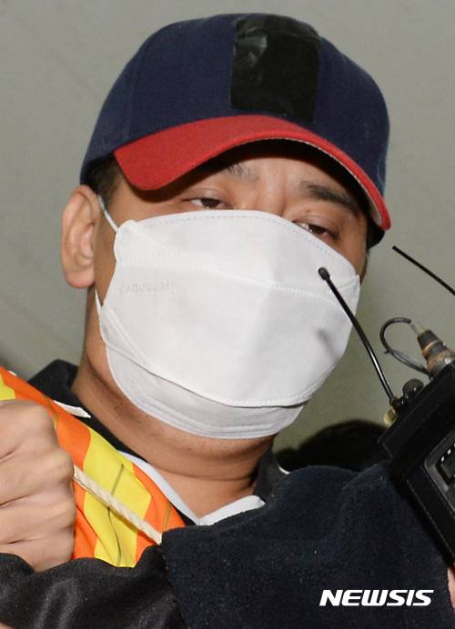 【서울=뉴시스】임태훈 기자 = 중학생 딸의 친구를 살해하고 시신을 유기한 혐의를 받고 있는 '어금니 아빠' 이모(35)씨가 10일 오후 서울 중랑구 중랑경찰서에서 조사를 마치고 유치장으로 이송되고 있다. 중랑경찰서는 “이씨가 딸의 친구 A(14)양을 살해하고 시신을 유기한 사실을 시인했다”면서 “범행 동기와 살해 방법에 대해서는 진술을 회피하고 있다”고 밝혔다. 2017.10.10. taehoonlim@newsis.com