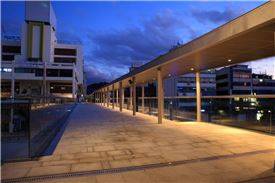 세운상가와 대림상가를 연결하는 '다시세운보행교'가 50년만에 새로 개통됐다.