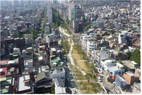 ▲ 경의선 숲길 연남동 구간. 경의선 지하화로 인근 아파트 값이 5000만~1억원 가량 상승했다.