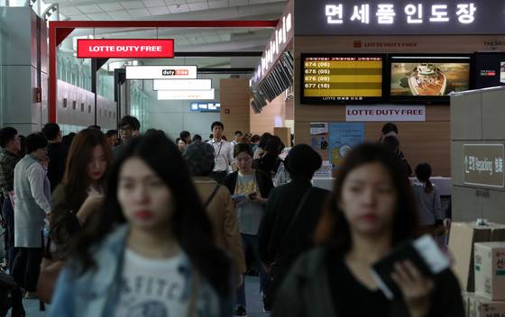 추석연휴 인천국제공항 면세품 인도장이 국외로 떠나는 출국객들로 붐비고 있다. [중앙포토]