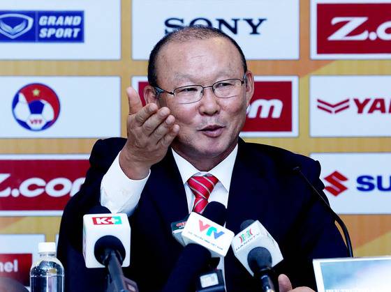 박항서 베트남 축구 대표팀 감독이 11일 베트남 하노이에 있는 베트남 축구협회에서 취재진의 질문을 받고 있다. [연합뉴스]