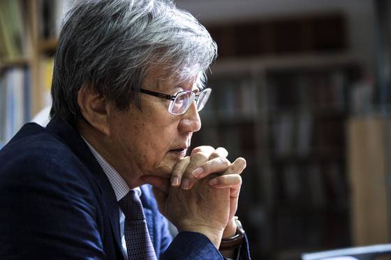 이태진 명예교수는 "좌파와 우파에 의한 역사인식의 대립도 자세히 들여다보면 일제 식민사관의 관점 위에서 진행될 때가 종종 있다. 항일 독립운동 과정의 좌우 문제도 절대적인 게 아니다. 우리는 집은 보지 않고, 그 안에 있는 방만 보면서 자기 방이 옳다며 서로 싸우고 있다"고 말했다.