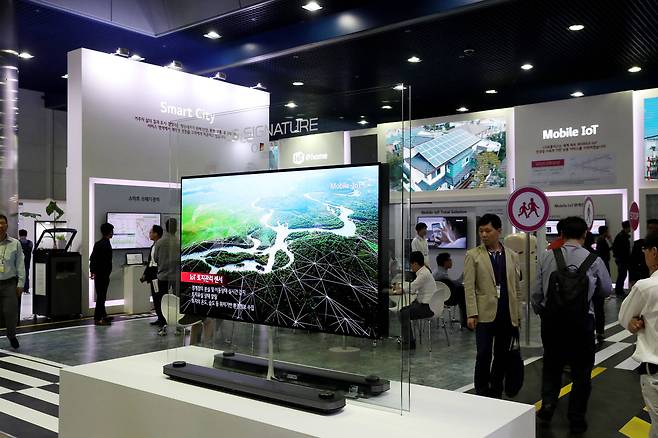 사물인터넷(IOT) 제품과 서비스를 한자리에서 볼 수 있는 '2017 사물인터넷 국제전시회'가 11일 서울 코엑스에서 열렸다. 이번 전시에는 통신3사를 비롯한 국내외 기업들이 가정과 일터, 도시, 자동차 등 생활 전반에 적용된 다양한 IoT 제품과 서비스를 선보인다.우상조 기자