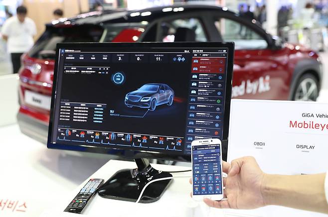 KT부스 관계자가 모바일 체크가 가능한 커넥티드 카 서비스를 선보이고 있다. 우상조 기자