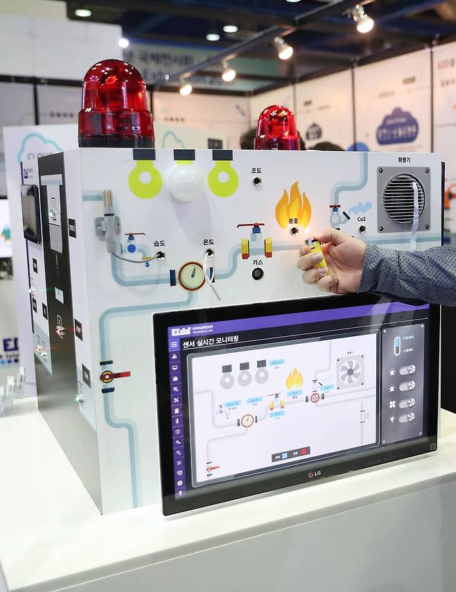 전시 관계자가 산업용 센서 실시간 모니터링 서비스를 시연하고 있다. 우상조 기자