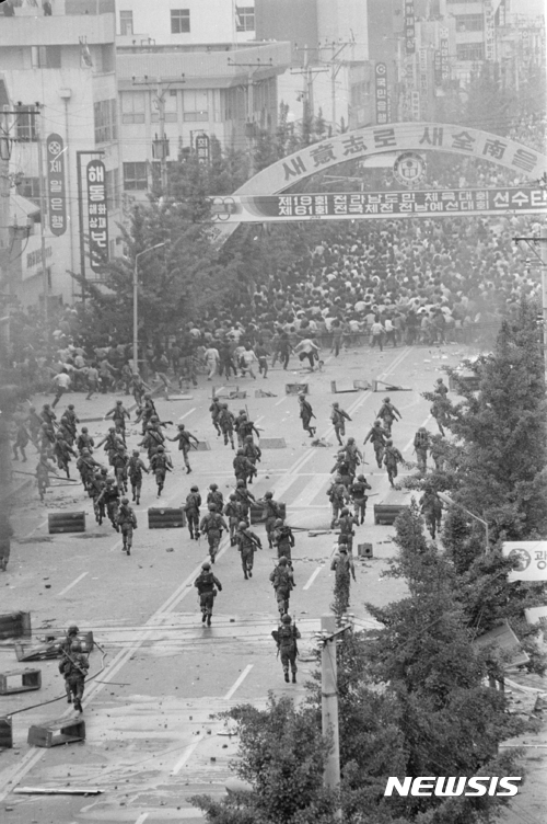 【무안=뉴시스】 '5·18민주화운동 때 북한군 특수부대가 광주에 침투했다'는 주장에 대해 당시 광주 치안을 담당했던 전남경찰국(청) 소속 경찰들은 11일 '말도 안 되는 소리'라고 일축했다. 사진은 1980년 5월21일 광주 동구 금남로를 가득 메운 시민들. 이날 계엄군은 집단발포를 자행, 수없이 많은 시민들이 쓰러졌으며 항쟁기간 가장 많은 사상자를 냈다. 2017.10.11. (사진=5·18기념재단 제공) photo@newsis.com
