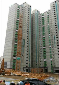 의정부시 낙양동의 한 아파트 공사현장에서 타워크레인이 넘어져 3명이 숨지고 2명이 다쳤다. 전도된 타워크레인 위로 소방대원들이 줄에 걸린 작업자를 구조하고 있다. (사진=독자 제공)